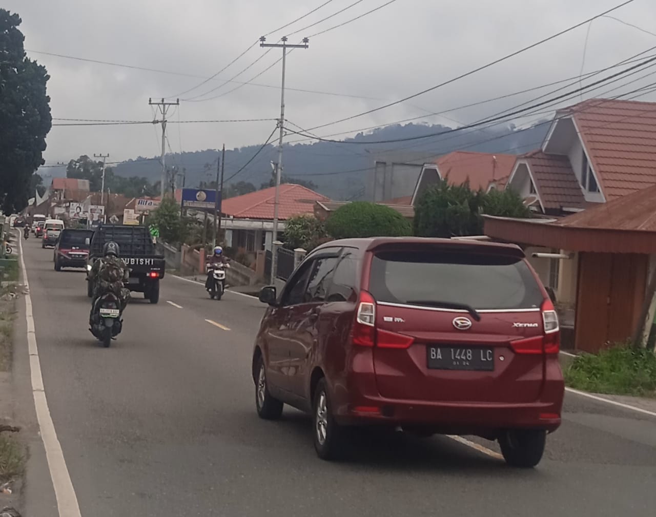 Inilah jalan nasional Bukitinggi_ Padang Panjang dilewati ratusan, bahkan ribuan kendaraan per harinya, dan depan  pasar sayur Koto Baru X Koto kini mengalami rusak parah.